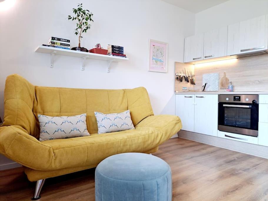 Yellow Sofa 布拉迪斯拉发 外观 照片